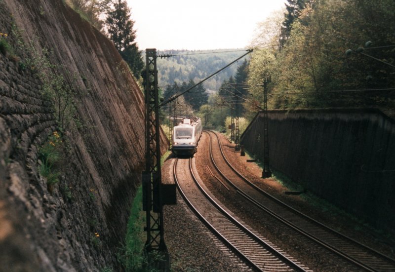 Ein Cisalpino bei der Fahrt von Singen nach Stuttgart am 2.5.1999 in der Hhe von Thalmhle.