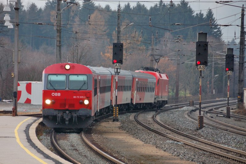 Ein City-Shuttle erreicht in den nchsten Sekunden Gleis 1 von Brixlegg an der Strecke Innsbruck - Wrgl. (Dezember 2008).