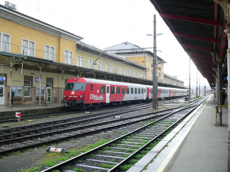 Ein City-Shuttle kommt in den Bahnhof Salzburg eingefahren. Aufgenommen am 28.02.07