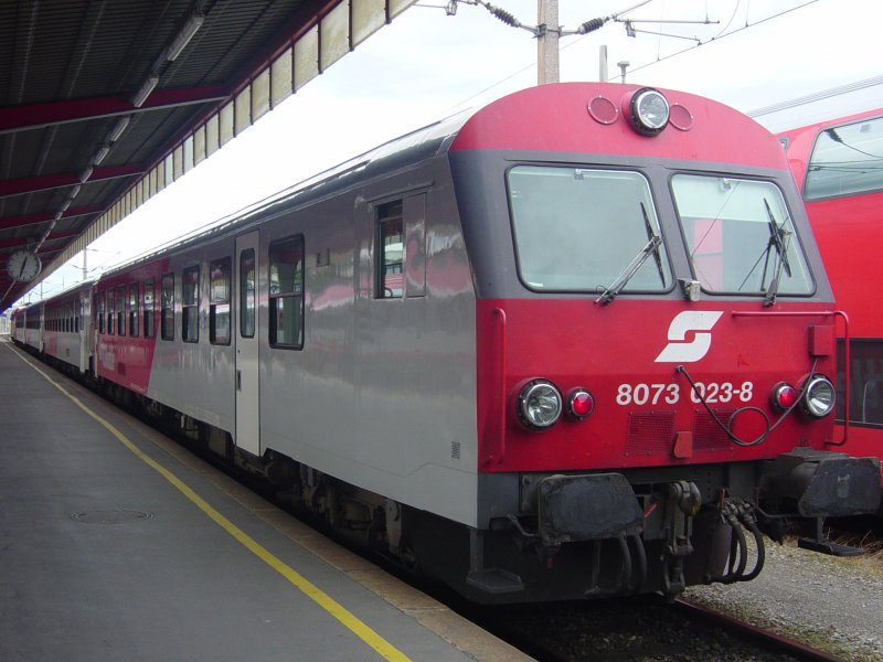 Ein City-Shuttle steht im Sdbahnhof von Wien. In ungefehr 15 Minuten werd er abfahren nach Deutschkreuz. 