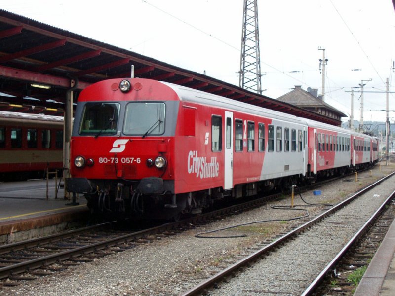 Ein  City Shuttle  Zug kommt mit Steuerwagen 80-73 057-6 in Salzburg an. 20.08.07