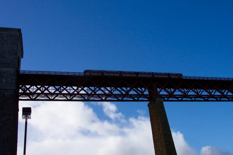 Ein Class 150 Zug auf der Inch Garvie Fourth Bridge Richtung Edinburgh