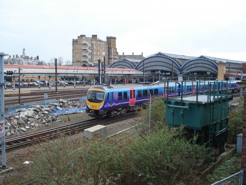 Ein Class 185-Triebzug ( Pennine ) der First Trans Pennine verlsst am 01.04.09 den Bahnhof von York in nrdlicher Richtung. Auch wenn man es ihm nicht ansieht, so ist er doch ein direkter Abkmmling des Desiro von Siemens und weist eine Hchstgeschwindigkeit von 100 mph (160 km/h) auf. Bemerkenswert ist, dass das Spitzensignal in Form von Xenonlichtern erstrahlt!