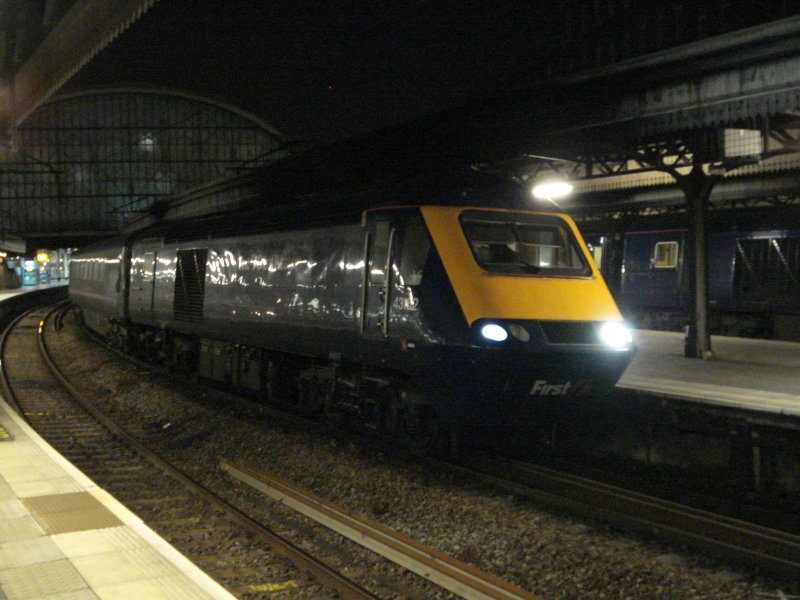 Ein Class 43 Intercity (ehemals HST 125) der First Central wartet am Abend des 06.03.09 in Paddingtion Station auf seinen Abfahrtsauftrag in Richtung Bristol Temple. Das rechte helle Spitzensignal ist nicht etwa berbelichtet, sondern das fr britische Zge typische besonders helle Fernsignal.