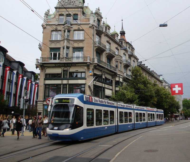 Ein Cobra Tram der Linie 11 in der Bahnhofstrae. (9.7.09)