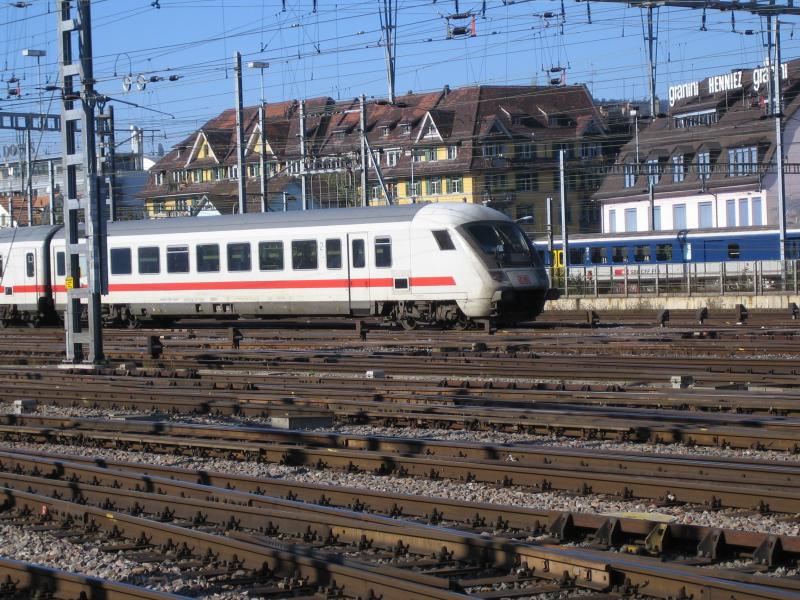 Ein DB Bpmbdzf war am 9.10.05 am Schluss des EC8 nach Hamburg-Altona eingereiht, die Steuerwagenfunktion kann in der Schweiz nicht genutzt werden, darum wird die Lok immer vor den Steuerwagen angehngt, aufgenommen in Zrich HB. 