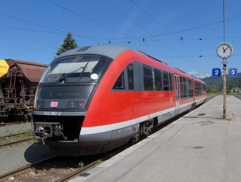 Ein DB Desiro BR 642 steht als Regio nach Kempten Allgu im Bahnhof Reutte / Tirol bereit. Der Zug wird in wenigenMinuten das Ausserfern verlassen.  Sommer 2007