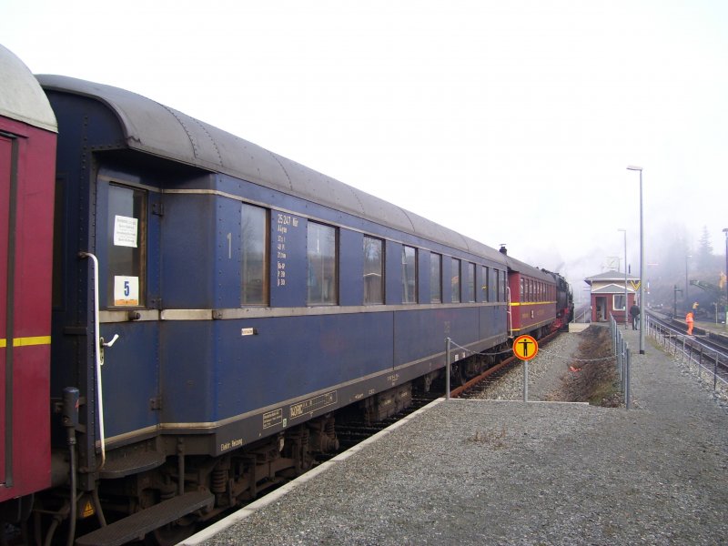 Ein DB Eilzugwagen im Dezember 2006 im Bahnhof Cranzahl.