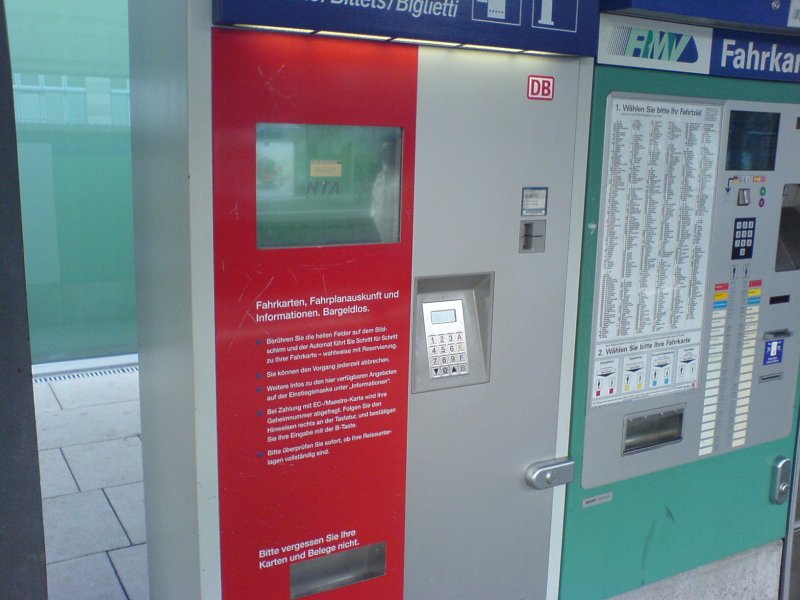 Ein DB-Fahrkartenautomat am Bahnhof Rsselsheim am 07.12.2006. Das Gert ist abgestrzt (ich konnte einen kompletten Hoch-/Runterfahrzyklus beobachten, habe noch weitere Bilder davon, das ginge hier aber zu weit). Im Zuge des Loginvorgangs konnte man sogar ber den Touchscreen selbst Eingaben machen, mangels Tastatur natrlich aber keinen Login vornehmen (der automatische Login, der von diesen NTA-Automaten sonst vorgenommen wurde, war aufgrund eines Netzwerkfehlers nicht mglich. Daher hat der Automat dann irgendwann den manuellen Login angezeigt).