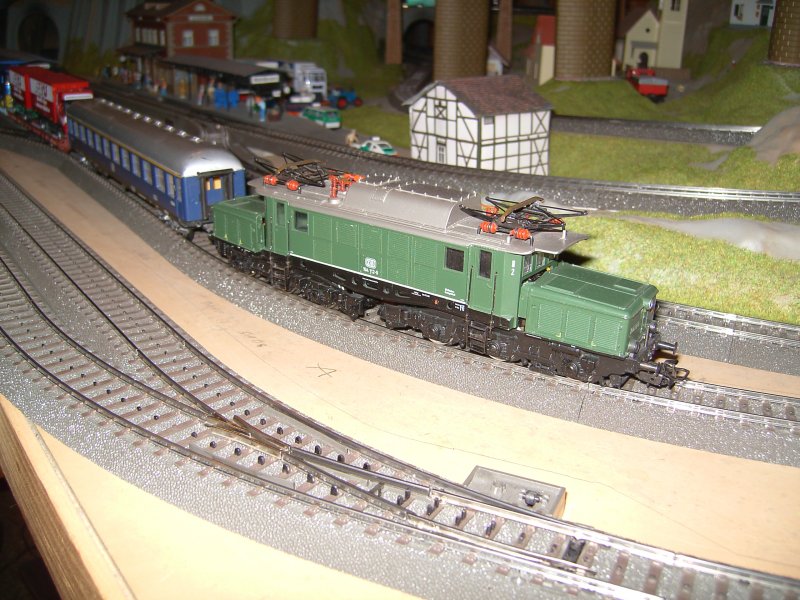 Ein DB Krokodil mit einer  Rola 