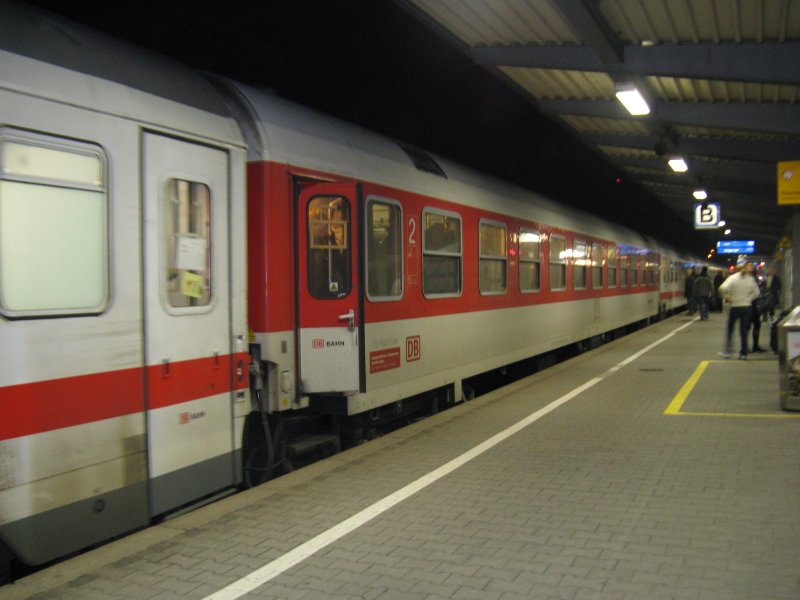 Ein DB Nachtzugwagen am IC 79694 von Mnchen Hbf nach Stuttgart Hbf.Am 30.12.08 in Augsburg Hbf.