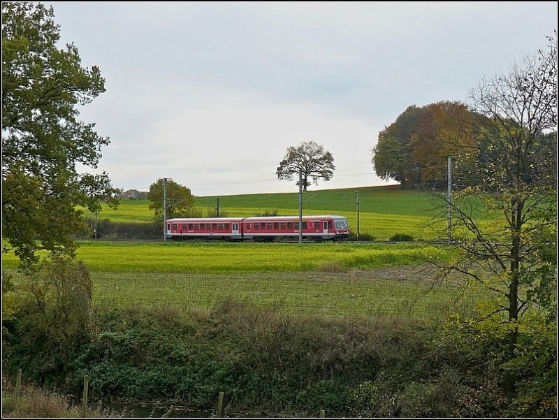 Ein DB Triebzug der BR 628/928 fotografiert im herbstlichen Alzettetal zwischen Esslingen und Cruchten am 26.10.08. (Hans)