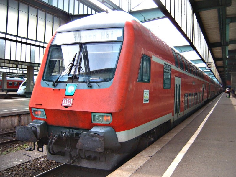 Ein DBbzf-Steuerwagen im Hbf Stuttgart. Der Dosto-Zug, gezogen von einer unbekannten Br 143, hat das Fahrtziel Tbingen Hbf. Das Foto machte ich am 16.09.06.