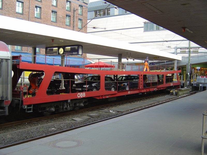 Ein DDm der �BB wird beladen. Er h�ngt am Zugschlu� von EN 491  Hans Albers  Hamburg-N�rnberg. Ich habe auch noch ein paar Detailbilder der Befestigungswinkel f�r PKWs hochgeladen. Aufgenommen am 23.4.2007 in Hamburg-Altona.

