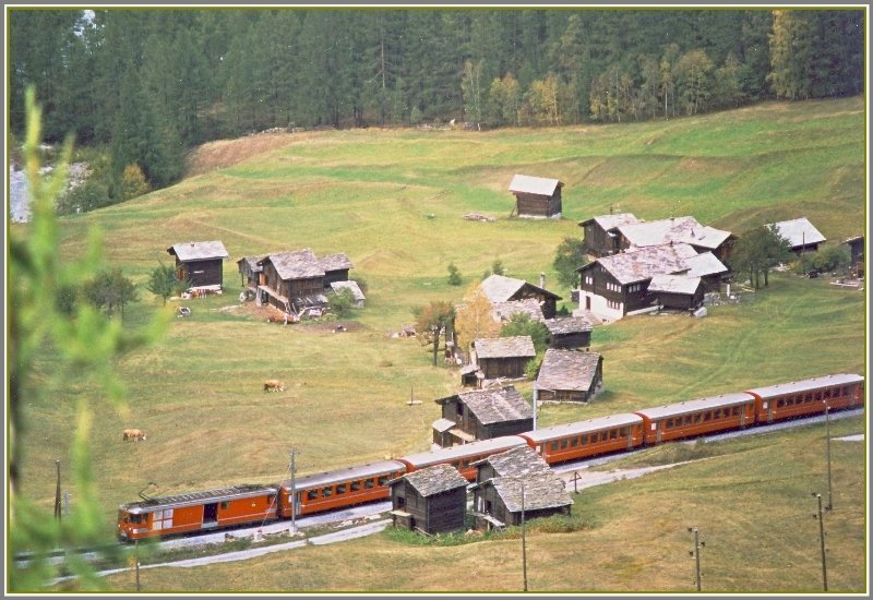 Ein Deh 4/4 fhrt einen Pendelzug nach Zermatt am Weiler Lerch vorbei. Diese Husergruppe wurde ein Jahr spter von dem verheerenden Bergsturz von Randa begraben. Auch die Strasse, die Bahn und der Fluss wurden verschttet.. (Archiv 07/90)