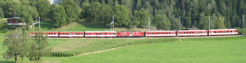 Ein Deh 4/4 I in der Mitte des R551 nach Visp verlsst den Bahnhof Lax am 29.08.08