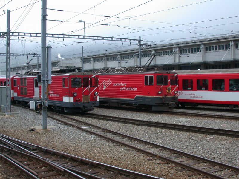 Ein Deh 4/4 II verlsst Andermatt Richtung Gschenen. Daneben steht Furkatunnellok Ge 4/4 81  Uri , die ber keinen Zahnradantrieb verfgt. (10.05.2006)