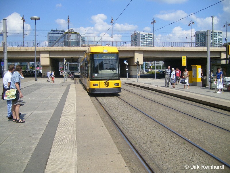 Ein  Delphin  NGT8 am Dresdener Hbf fhrt als Linie 3 nach Coschtz.
Dieser wnderschn neugebaute Bahnhofsvorplatz sieht einfach spitze aus.
Man muss mal dagewesen sein.
