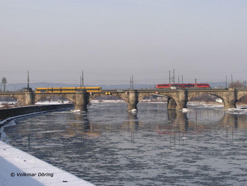 Ein Desiro und ein Straenbahnzug NGT D12 DD begegnen sich auf der Dresdner Marienbrcke, 06.02.2006
