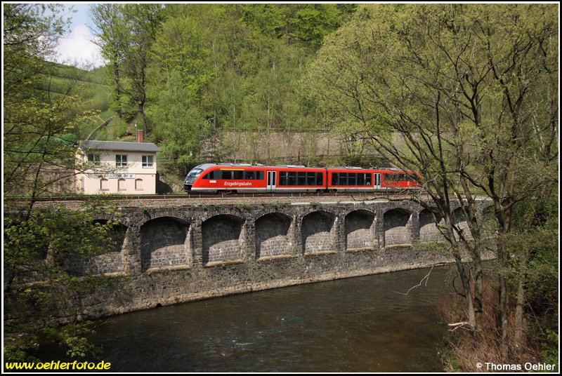 Ein Desiro der Erzgebirgsbahn f�hrt am 03.05.08 in Schlema unt Bf ein.