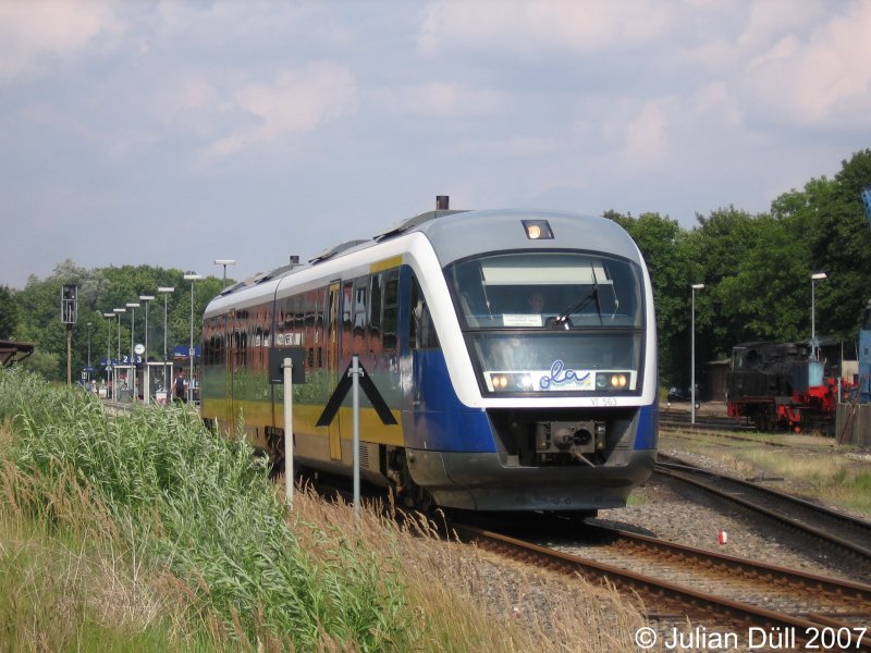 Ein Desiro (hier VT563) der OLA verlässt am 14.8.2006 den Bahnhof von Putbus mit Ziel Lauterbach Mole.