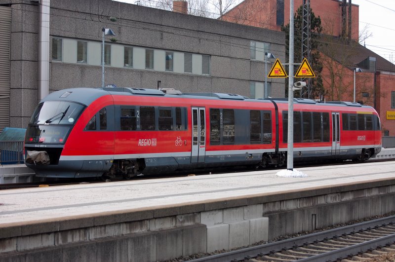 Ein  Desiro  der Mittelschwabenbahn, Baureihe 642 mit Ordnungsnummer 081-4 wartet im Stumpfgleis des Bahnhofes G�nzburg/Donau auf die Umsteige-Fahrg�ste nach Krumbach und Mindelheim. Ostersamstag kurz vor 12..