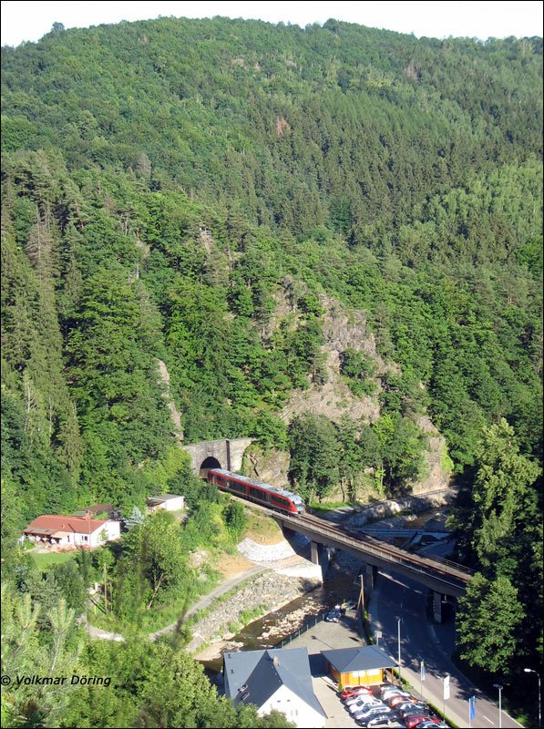 Ein DESIRO der Mglitztalbahn Altenberg (Erzgebirge) - Heidenau fhrt in den Pilztunnel bei Glashtte - 03.07.2006
