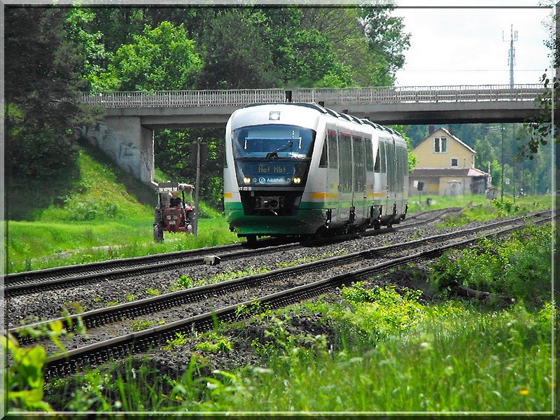 Ein Desiro der VBG,und ein weiterer Vertreter seiner Gattung liefern sich ein  Wettrennen  mit einem Traktor bei Schwandorf.(KBS 855,16.05.2009)