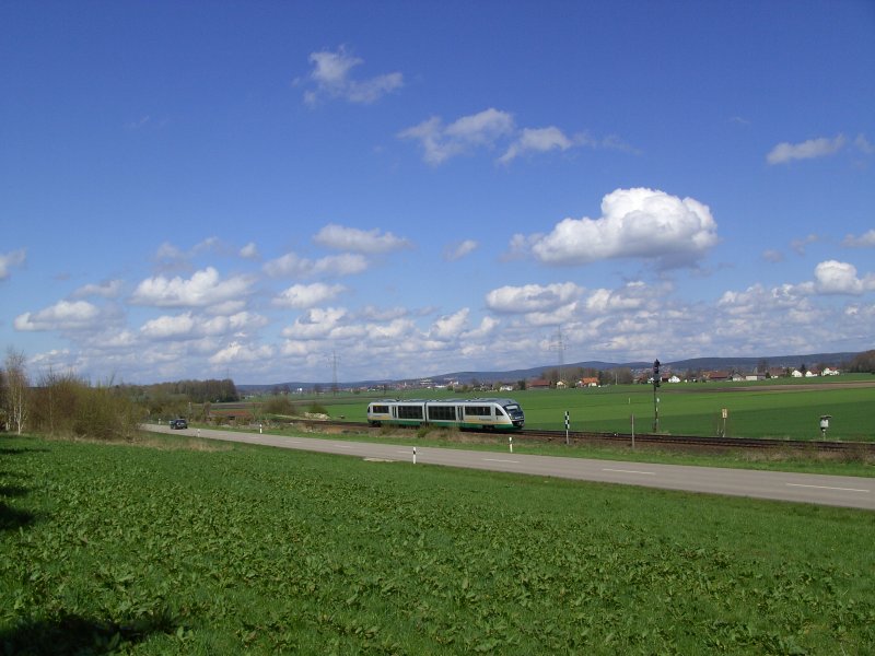 Ein Desiro der Vogtlandbahn auf dem Weg nach Regensburg hier kurz hinter Irrenlohe. (20.04.2008)