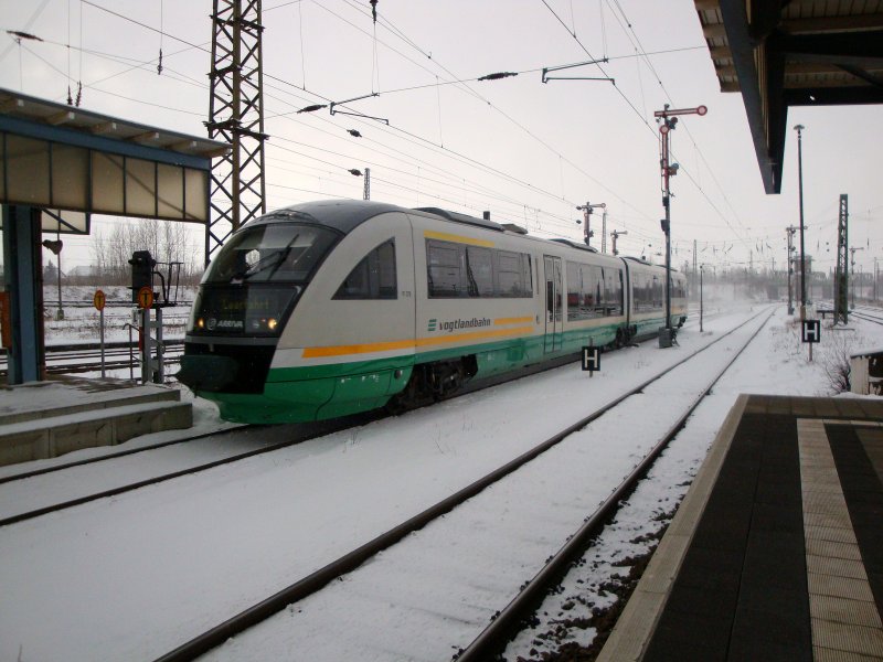 Ein Desiro der Vogtlandbahn rauscht als Leerfahrt ber Gleis 3 durch den Zwickauer Hauptbahnhof, fotografiert am 18.02.2009