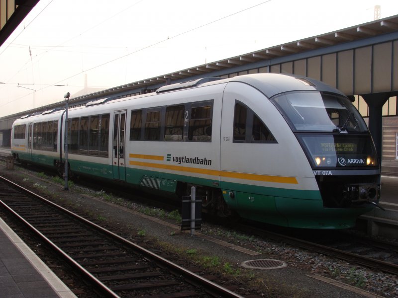 Ein Desiro der Vogtlandbahn (VT 07A) steht im Morgennebel des 19.04.2009 im Zwickauer Hauptbahnhof auf Gleis 3. Ziel ist Marianske Lazne (Marienbad), die Fahrt geht ber Plauen und Cheb.