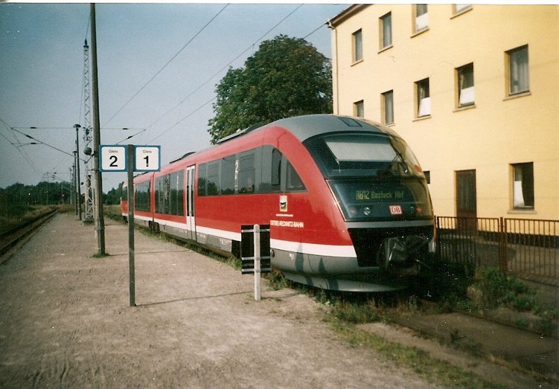 Ein Desirotriebwagen 642 051 Bh Rostock im September 2001 als RB nach Rostock im Bahnhof von R�vershagen (Strecke Rostock-Stralsund)