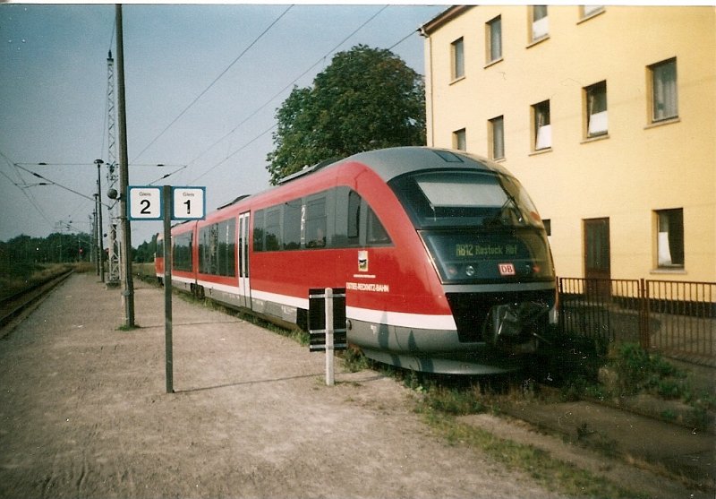 Ein Desirotriebwagen 642 051 Bh Rostock im September 2001 als RB nach Rostock im Bahnhof von Rvershagen (Strecke Rostock-Stralsund)