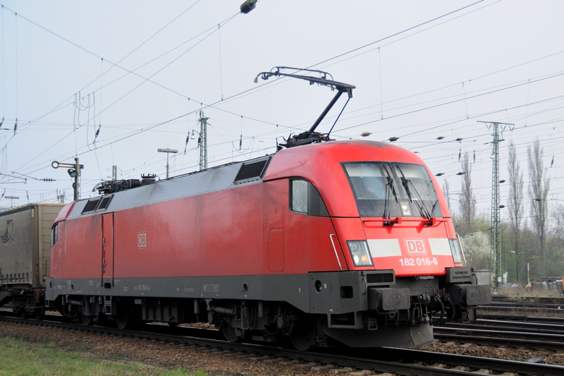 Ein deutscher Stier umfhrt Gremberg: 182 016-6 im fahlen Sptnachmittagslicht des letzten Apriltages 2009.