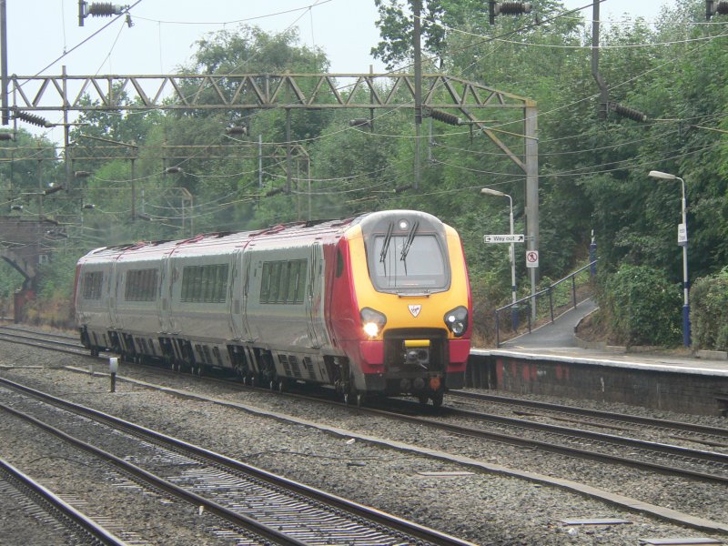 Ein dieselbetriebener Virgin Train fhrt am 17.8.06 durch Heaton Chapel in Richtung Stockport.