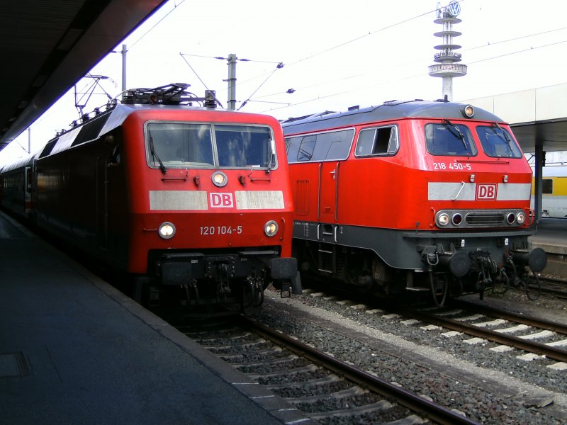 Ein Dieselok 218-450-0 urgestein trifft auf ein Elok 120-104-5 urgestein in Hannover HBF