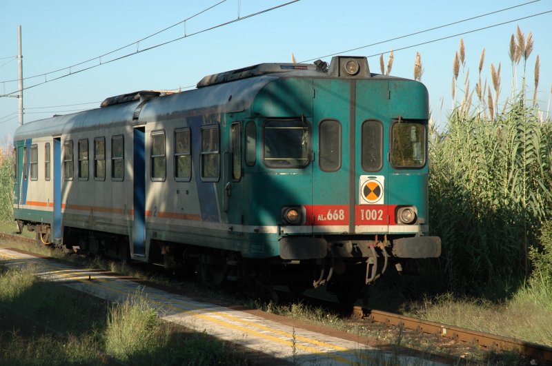ein Dieseltriebwagen auf der eigentlich elektrifizierten Strecke von Lamezia Terme (Kalabrien) nach Sden, hier kurz vor dem Stop in Parghelia bei Tropea. 17.10.2006