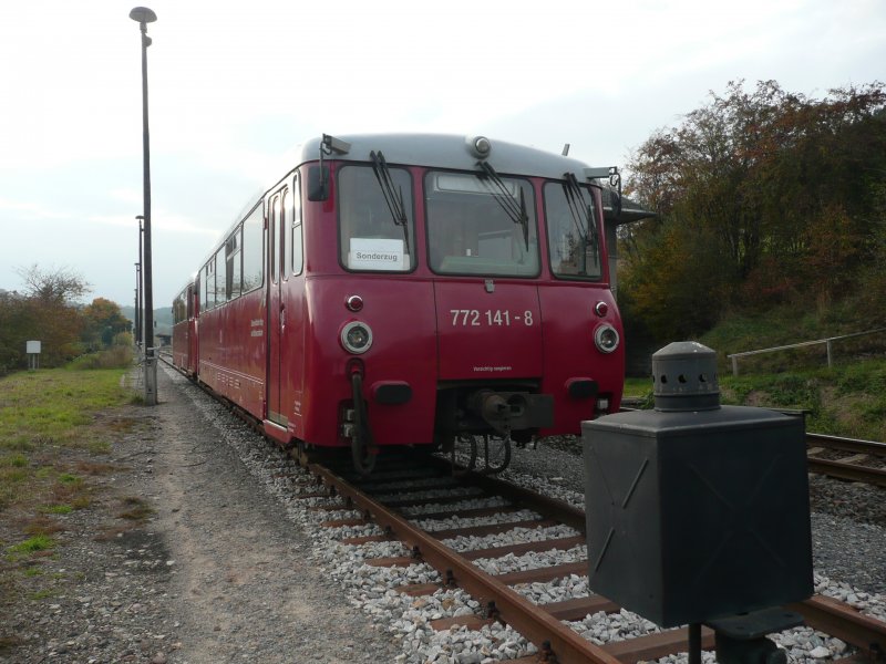Ein Dieseltriebwagen der Baureihe 772 der Oberweibacher Berg- und Schwarzatalbahn (OBS) steht auf einem Abstellgleis des Bahnhofs Rottenbach. Die Fotostelle war, ber einen Trampelpfad von der Bundesstrae zu erreichen. Bild aufgenommen am 14.10.2008
