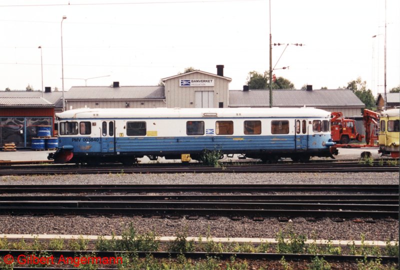 Ein Dieseltriebwagen mit einem Fenster weniger Typ Y6-Y8 als PMV 3840C (ex. SJ YBo7 1217, 1987 in MDR400 3840 umgebaut) des Bahnverket am 02.08.1999 in Boden.