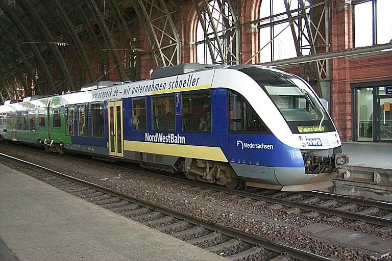 Ein Dieseltriebwagen der NordWestBahn mit der Baureihenbezeichnung VT 519 steht am 6.5.05 gegen 16:00 Uhr auf Gleis 1 des Bremer Hauptbahnhofs.