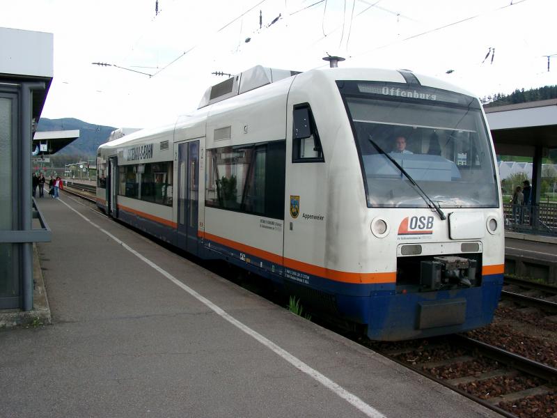 Ein Dieseltriebwagen der OSB steht in Hausach, Breisgau bereit zur Weiterfahrt.