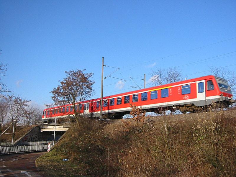 Ein Dieseltriebzug BR 628/928 eilt aus Richtung Rheinland-Pfalz kommend dem Hauptbahnhof Karlsruhe entgegen. Die Aufnahme entstand am 20.02.2005 bei der Hardecksiedlung in Karlsruhe, nahe der gleichnamigen Straenbahnhaltestelle 
