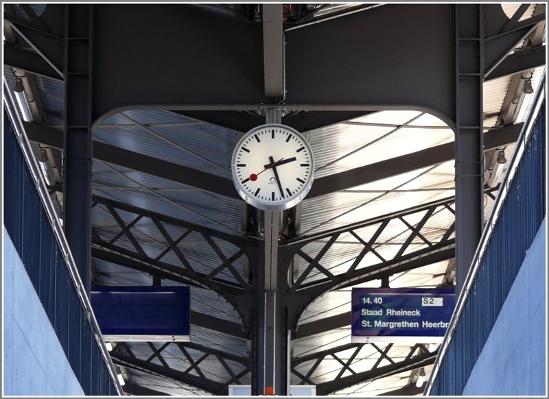 Ein Ding, das seit den 40er Jahren des letzten Jahrhunderts Bestand hat und zu einem eigentlichen Klassiker geworden ist, ist die Schweizer Bahnhofsuhr, entworfen von Hans Hilfiker. Frisch renovierter Mittelbahnsteig in Rorschach. (01.07.2008)