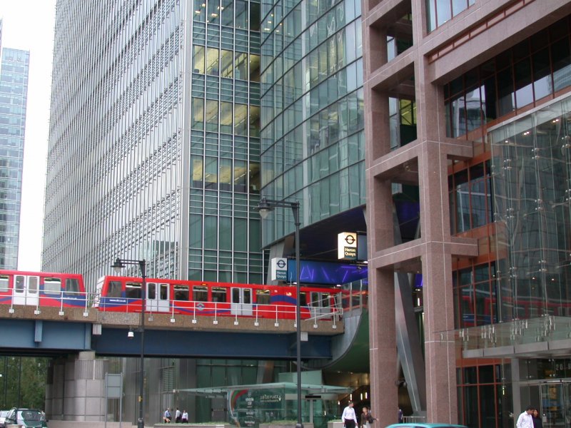 Ein DLR Zug verlsst Heron Quais. (12.08.2005)