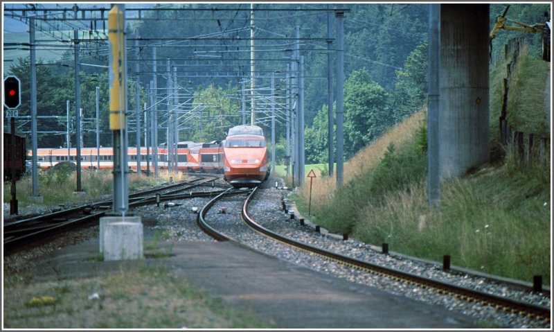 Ein Doppel TGV Sud-Est von Paris nach Lausanne passiert die Abzweigstelle ins Valle de Joux bei Le Day. (Archiv 08/94)