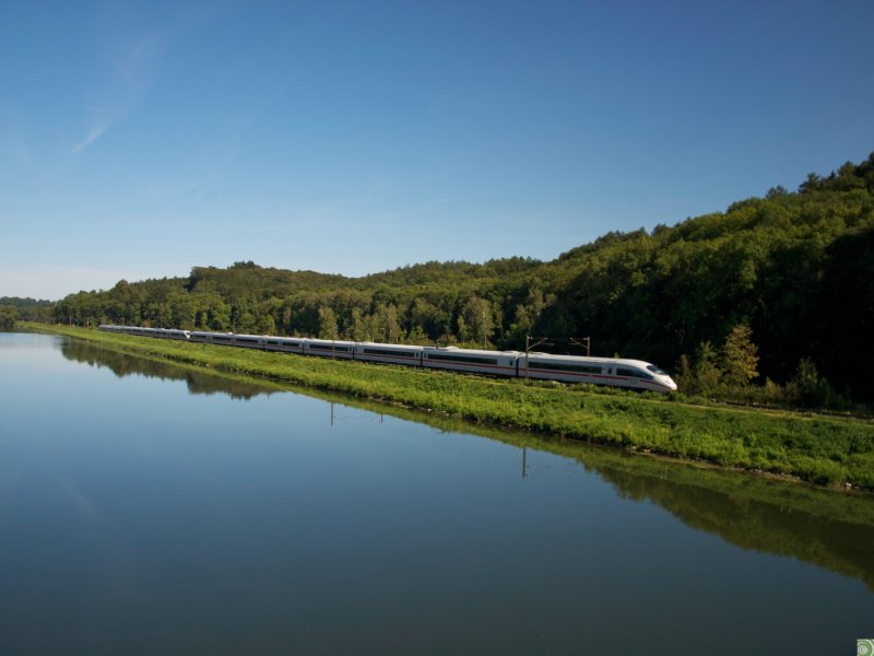 Ein Doppelgespann ICE 3 f�hrt von M�nchen kommend der Donau entlang auf G�nzburg zu. Aufgenommen bei Reisensburg am 30.08.2009. 