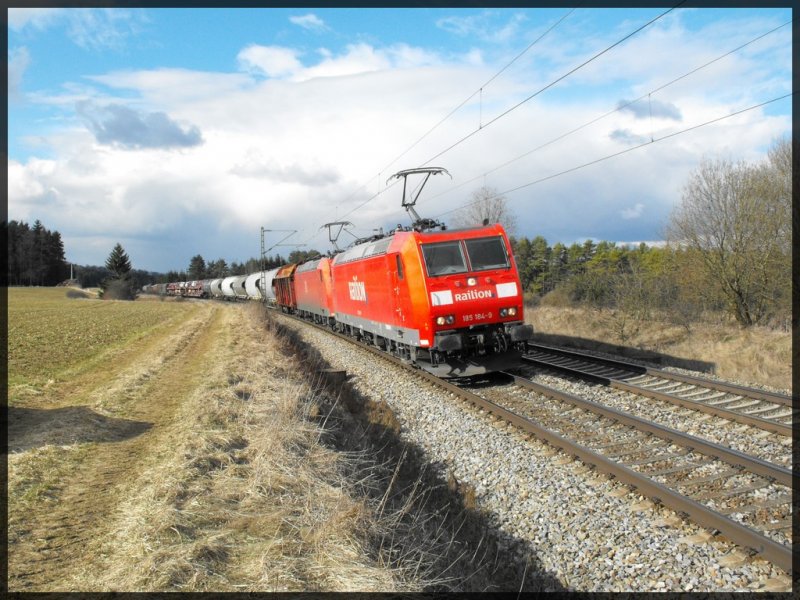 Ein Doppelpack 185er gefhrt von 185-184 mit einem Mischer Richtung Regensburg unterwegs.