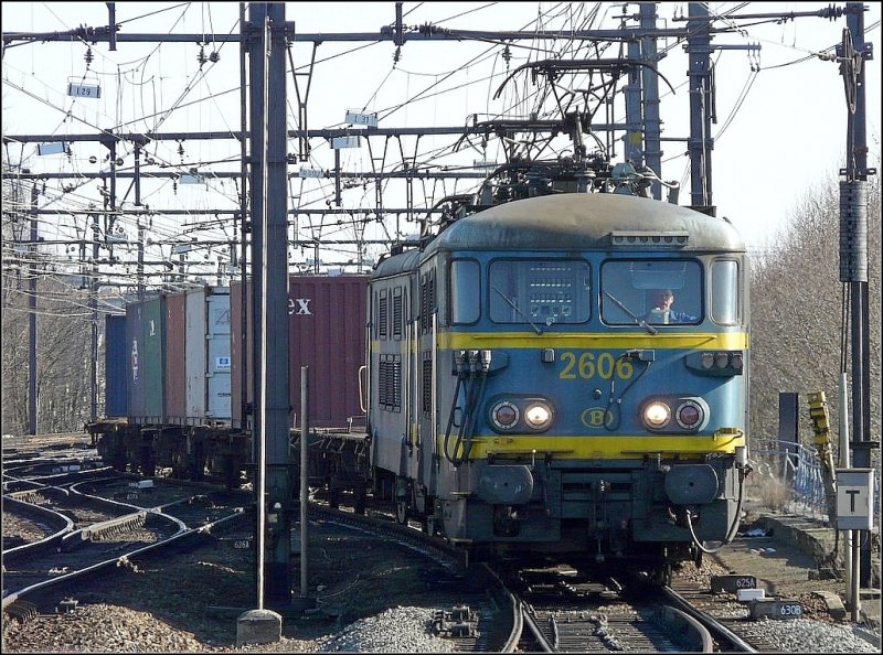 Ein Doppelpack der BR 26 kommt am 14.02.09 mit einem Containerzug aus Antwerpen und f�hrt durch den Bahnhof Gent Sint Pieters. (Jeanny)