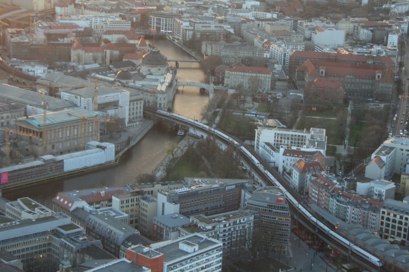 Ein Doppelpack ICE2 schlngelt sich am 11.03.08 ber Stadtbahn von Berlin kurz vor dem Bahnhof Alexanderplatz.Aufgenommen vom Fernsehturm.