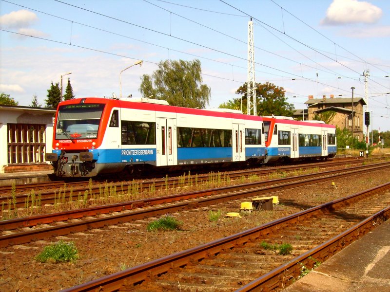 Ein Doppelpack VT 650 der PEG auf der RB 12 nach Berlin-Lichtenberg; hier beim Halt im Bhf Nassenheide am 30.08.2009.